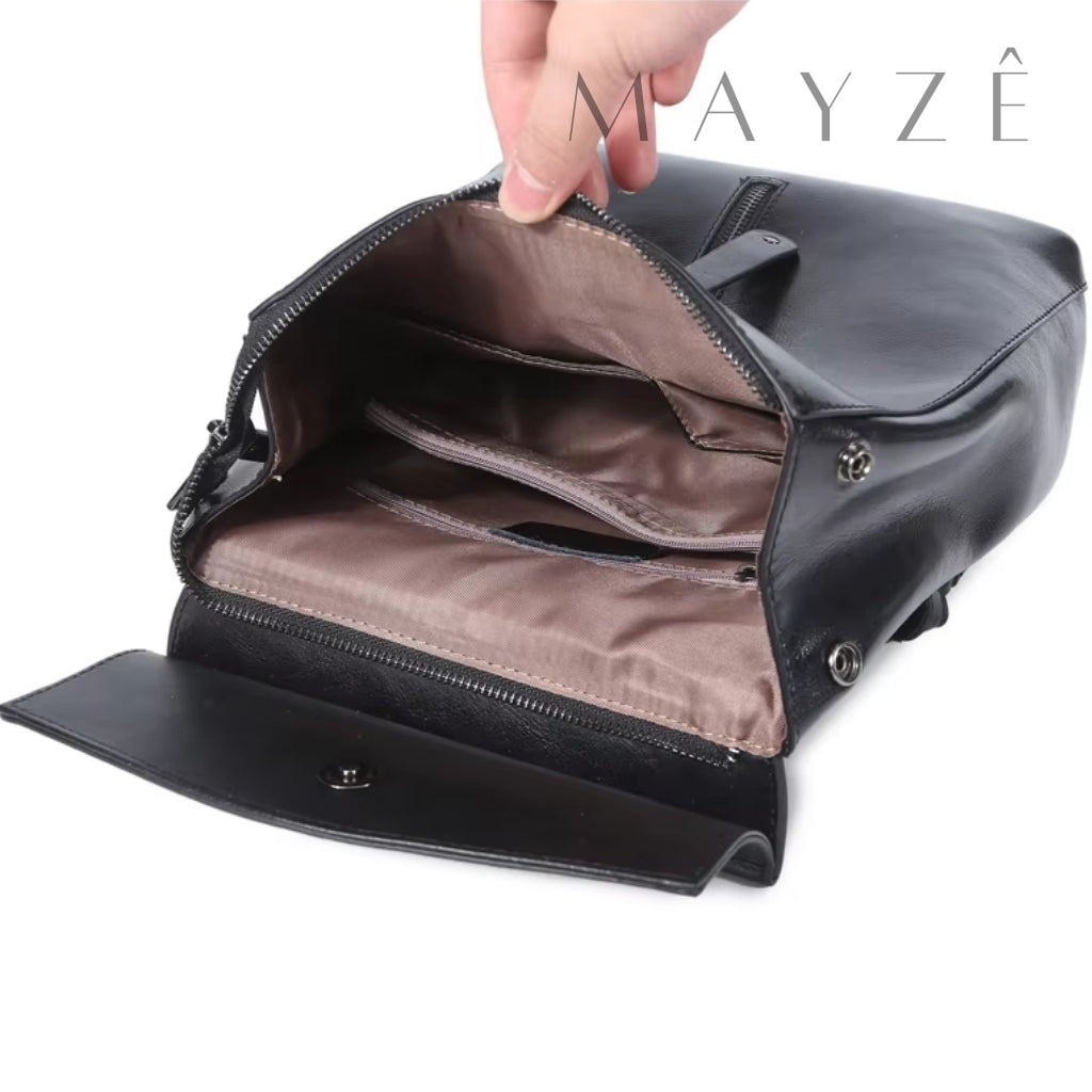 Bolsa Couro Legítimo Acadêmica Iris, Loja Mayzê Oficial, Mayzê, loja mayze, mochila de escola, mochila de couro, bolsa de couro, mochila para faculdade, mochila para escola, bolsa feminina, bolsa tiracolo, bolsa média, bolsa em alta, bolsa para faculdade, lojamayze.com.br, lojamayze.com