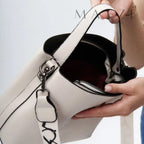 Bolsa Léia Fall, leia fall, léia de outono, bolsa léia da mayzê, bolsa léia fall, bolsa léia novidade, Loja Mayzê, mayzê, mayze, bolsa média, bolsa de mão, bolsa de ombro, bolsa crossbody, bolsa barata, bolsa em promoção, loja de bolsas, bolsa com frete grátis, bolsa em conta, bolsa pro dia a dia, bolsa bonita