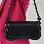 Bolsa Baguete Minimalista Manuela, Loja Mayzê, Bolsa Manuela, bolsa da moda, bolsa de grife, bolsa em alta, bolsa de luxo, bolsa feminina, bolsa tentencia, bolsa em promoção, loja mayze, bolsa em promoção, bolsa de luxo, bolsa assimétrica, bolsa linda, bolsa jwpei