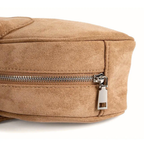 Bolsa Baguete Acamurçada Média Fantine, Loja Mayzê, camurça, bolsa de camurça mayze, lojamayze.com, lojamayze.com.br