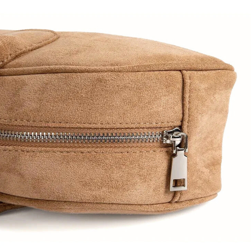 Bolsa Baguete Acamurçada Média Fantine, Loja Mayzê, camurça, bolsa de camurça mayze, lojamayze.com, lojamayze.com.br