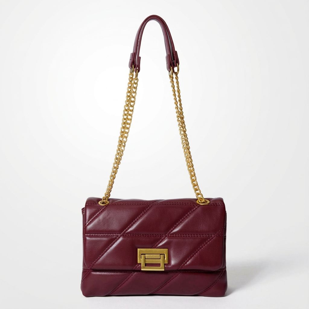 Bolsa Encanto Mayzê em matelassê. Alça de corrente deslizante, couro ecológico e fecho giratório. O toque de sofisticação ideal para festas e jantares.