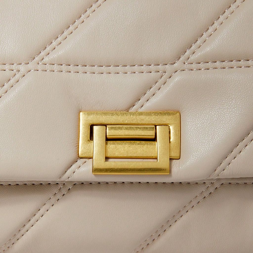 Bolsa Encanto Mayzê em matelassê. Alça de corrente deslizante, couro ecológico e fecho giratório. O toque de sofisticação ideal para festas e jantares.