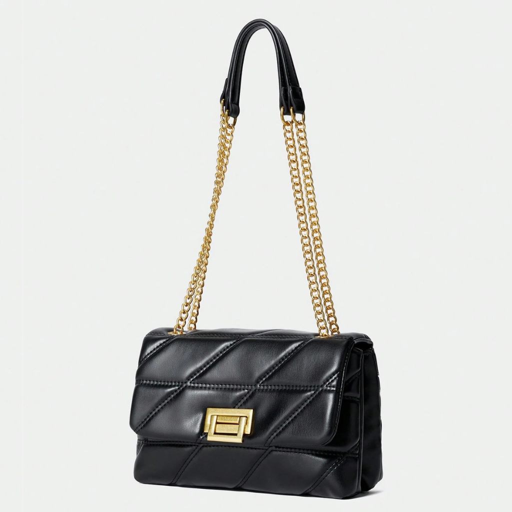 Bolsa Encanto Mayzê em matelassê. Alça de corrente deslizante, couro ecológico e fecho giratório. O toque de sofisticação ideal para festas e jantares.