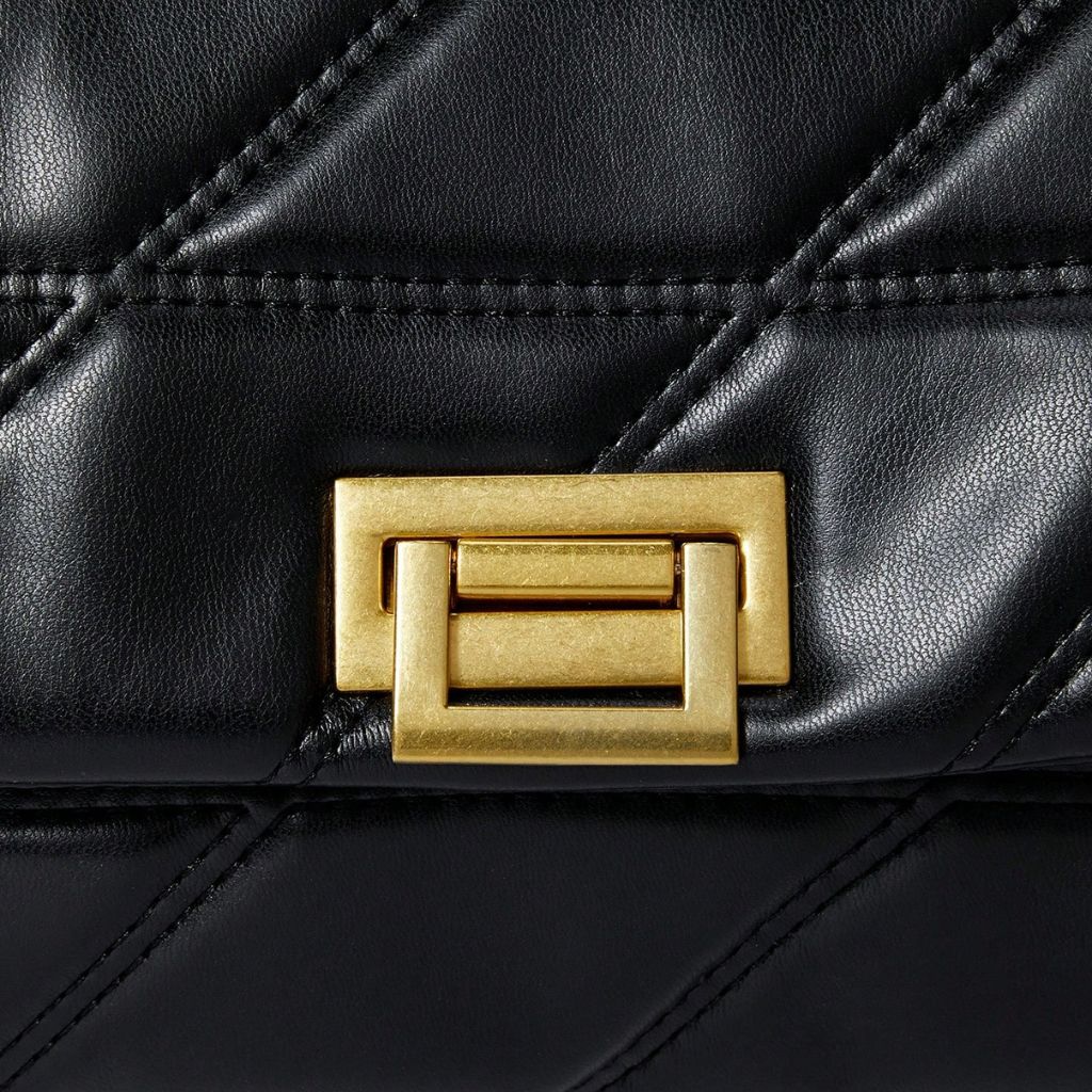 Bolsa Encanto Mayzê em matelassê. Alça de corrente deslizante, couro ecológico e fecho giratório. O toque de sofisticação ideal para festas e jantares.