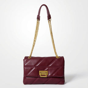 Bolsa Encanto Mayzê em matelassê. Alça de corrente deslizante, couro ecológico e fecho giratório. O toque de sofisticação ideal para festas e jantares.