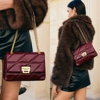 Bolsa Encanto Mayzê em matelassê. Alça de corrente deslizante, couro ecológico e fecho giratório. O toque de sofisticação ideal para festas e jantares.