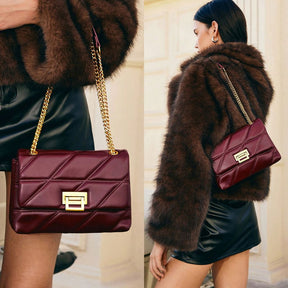 Bolsa Encanto Mayzê em matelassê. Alça de corrente deslizante, couro ecológico e fecho giratório. O toque de sofisticação ideal para festas e jantares.