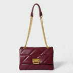 Bolsa Encanto Mayzê em matelassê. Alça de corrente deslizante, couro ecológico e fecho giratório. O toque de sofisticação ideal para festas e jantares.