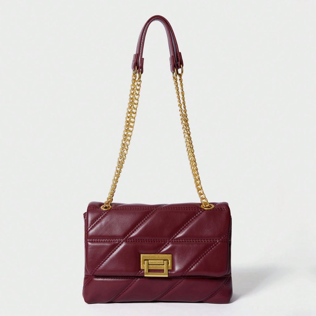 Bolsa Encanto Mayzê em matelassê. Alça de corrente deslizante, couro ecológico e fecho giratório. O toque de sofisticação ideal para festas e jantares.