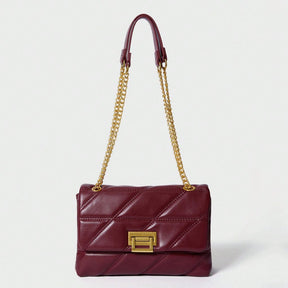 Bolsa Encanto Mayzê em matelassê. Alça de corrente deslizante, couro ecológico e fecho giratório. O toque de sofisticação ideal para festas e jantares.