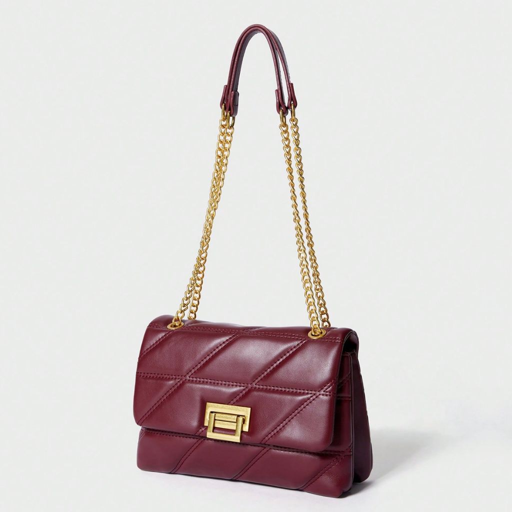 Bolsa Encanto Mayzê em matelassê. Alça de corrente deslizante, couro ecológico e fecho giratório. O toque de sofisticação ideal para festas e jantares.