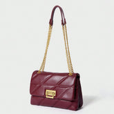 Bolsa Encanto Mayzê em matelassê. Alça de corrente deslizante, couro ecológico e fecho giratório. O toque de sofisticação ideal para festas e jantares.