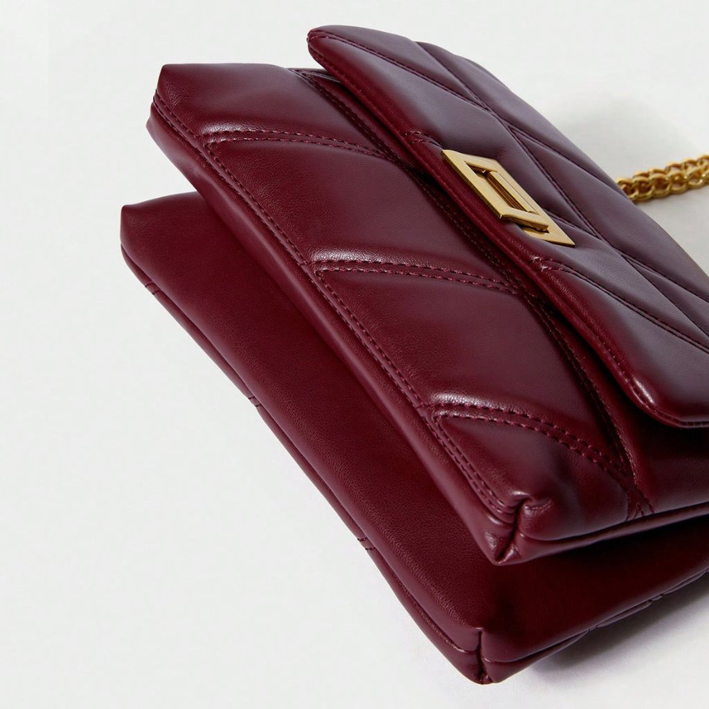 Bolsa Encanto Mayzê em matelassê. Alça de corrente deslizante, couro ecológico e fecho giratório. O toque de sofisticação ideal para festas e jantares.