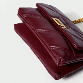 Bolsa Encanto Mayzê em matelassê. Alça de corrente deslizante, couro ecológico e fecho giratório. O toque de sofisticação ideal para festas e jantares.