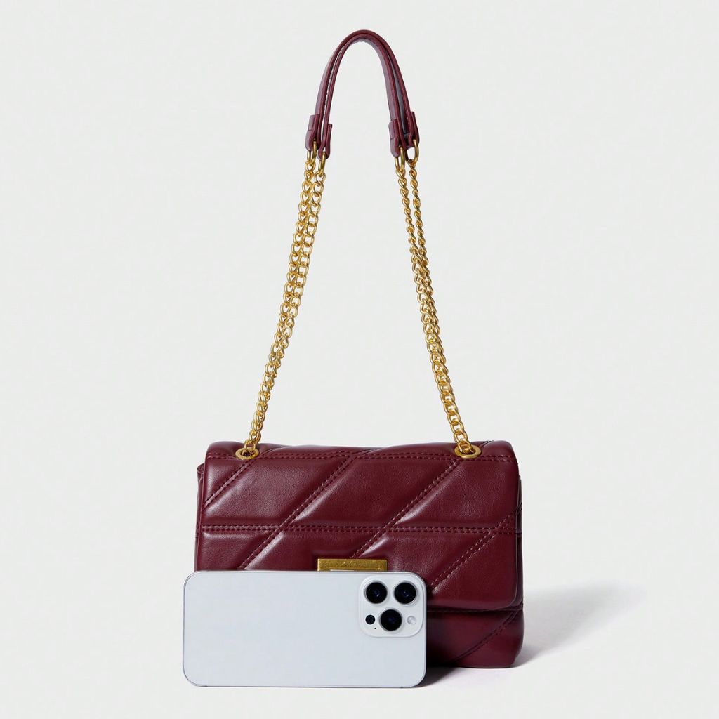 Bolsa Encanto Mayzê em matelassê. Alça de corrente deslizante, couro ecológico e fecho giratório. O toque de sofisticação ideal para festas e jantares.