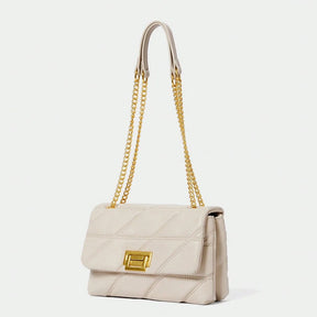 Bolsa Encanto Mayzê em matelassê. Alça de corrente deslizante, couro ecológico e fecho giratório. O toque de sofisticação ideal para festas e jantares.