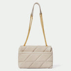 Bolsa Encanto Mayzê em matelassê. Alça de corrente deslizante, couro ecológico e fecho giratório. O toque de sofisticação ideal para festas e jantares.