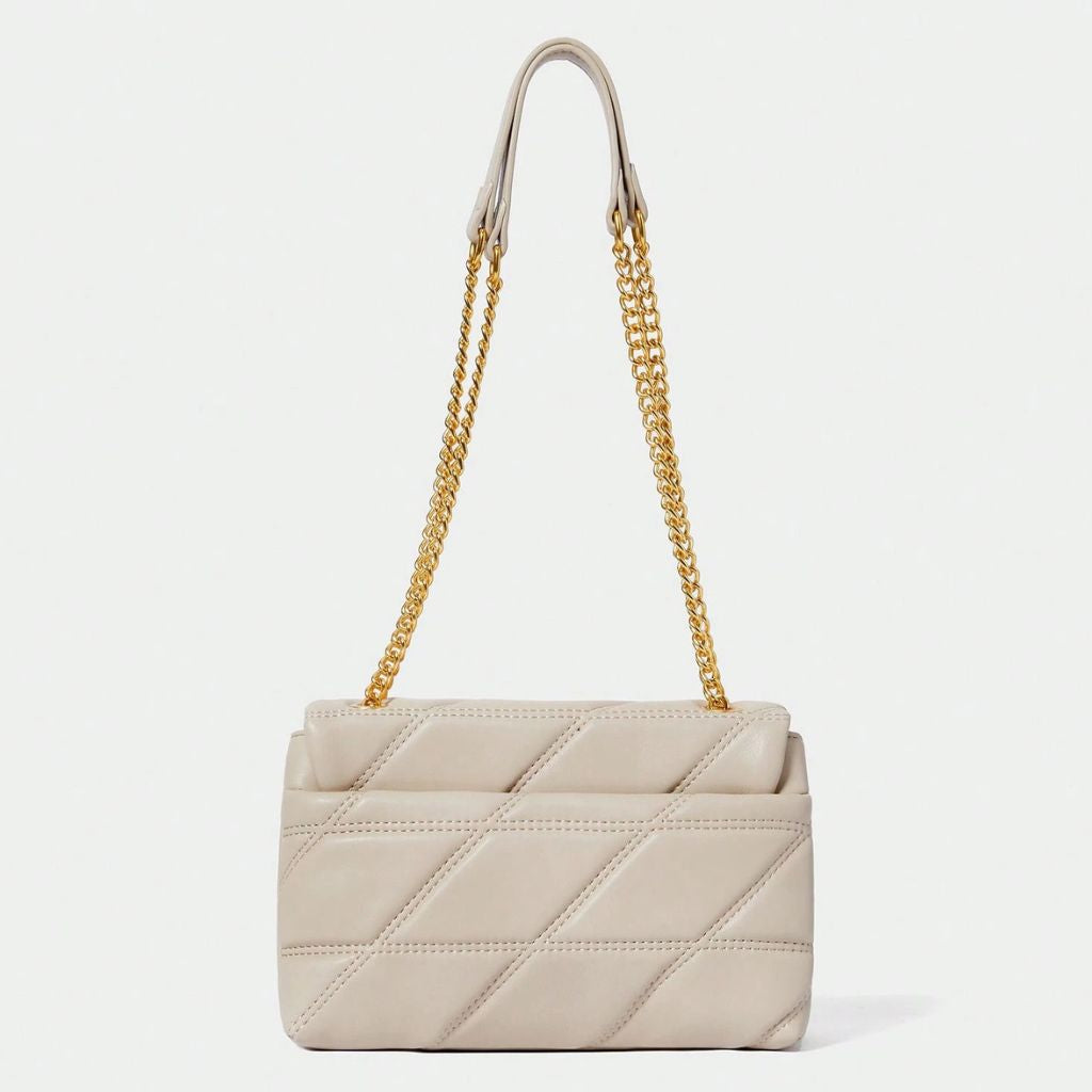 Bolsa Encanto Mayzê em matelassê. Alça de corrente deslizante, couro ecológico e fecho giratório. O toque de sofisticação ideal para festas e jantares.