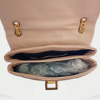 Bolsa Encanto Mayzê em matelassê. Alça de corrente deslizante, couro ecológico e fecho giratório. O toque de sofisticação ideal para festas e jantares.