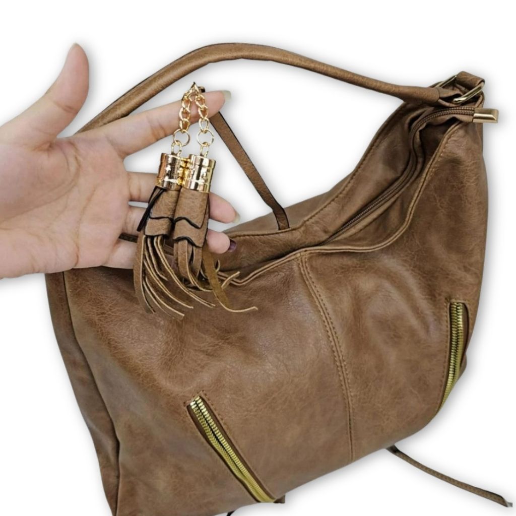 Bolsa feminina grande Agnes Mayzê. Couro ecológico, alta capacidade e alça transversal. Ideal para trabalho, faculdade e viagens com estilo e praticidade.