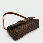 Bolsa baguete Yeda Mayzê. Design retrô em couro ecológico, estampa clássica e alça transversal. O acessório perfeito para looks modernos e sofisticados.