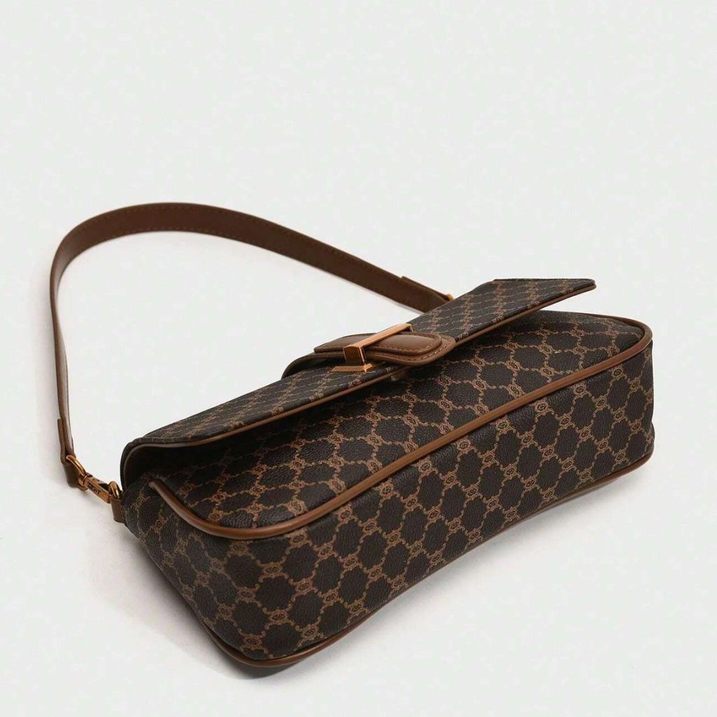 Bolsa baguete Yeda Mayzê. Design retrô em couro ecológico, estampa clássica e alça transversal. O acessório perfeito para looks modernos e sofisticados.