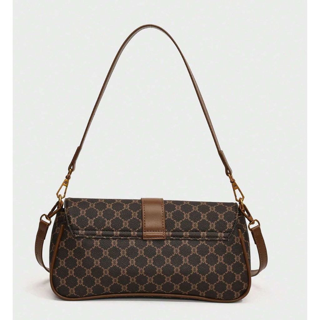 Bolsa baguete Yeda Mayzê. Design retrô em couro ecológico, estampa clássica e alça transversal. O acessório perfeito para looks modernos e sofisticados.