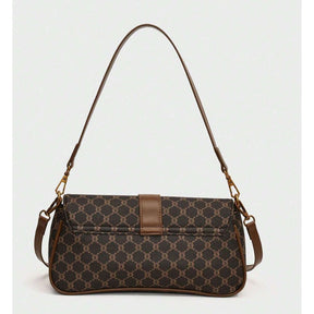 Bolsa baguete Yeda Mayzê. Design retrô em couro ecológico, estampa clássica e alça transversal. O acessório perfeito para looks modernos e sofisticados.