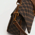 Bolsa baguete Yeda Mayzê. Design retrô em couro ecológico, estampa clássica e alça transversal. O acessório perfeito para looks modernos e sofisticados.