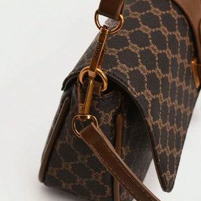 Bolsa baguete Yeda Mayzê. Design retrô em couro ecológico, estampa clássica e alça transversal. O acessório perfeito para looks modernos e sofisticados.