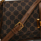 Bolsa baguete Yeda Mayzê. Design retrô em couro ecológico, estampa clássica e alça transversal. O acessório perfeito para looks modernos e sofisticados.