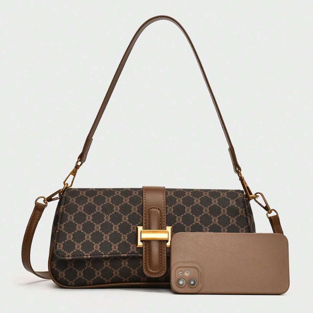 Bolsa baguete Yeda Mayzê. Design retrô em couro ecológico, estampa clássica e alça transversal. O acessório perfeito para looks modernos e sofisticados.