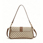 Bolsa baguete Yeda Mayzê. Design retrô em couro ecológico, estampa clássica e alça transversal. O acessório perfeito para looks modernos e sofisticados.