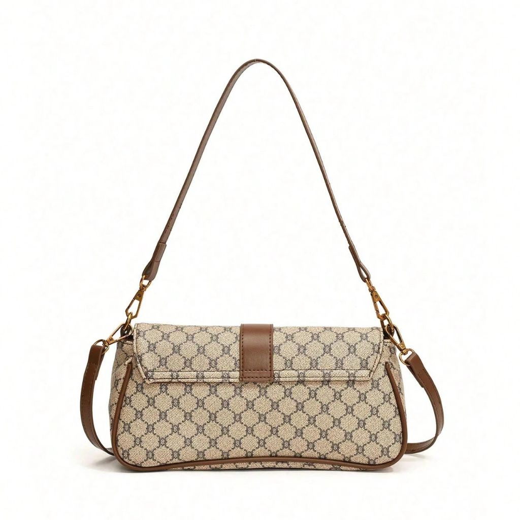 Bolsa baguete Yeda Mayzê. Design retrô em couro ecológico, estampa clássica e alça transversal. O acessório perfeito para looks modernos e sofisticados.