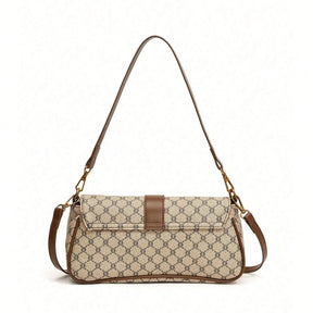 Bolsa baguete Yeda Mayzê. Design retrô em couro ecológico, estampa clássica e alça transversal. O acessório perfeito para looks modernos e sofisticados.