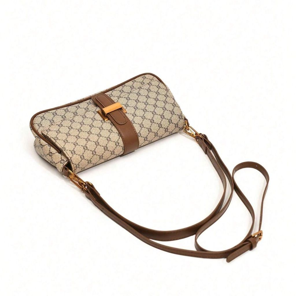 Bolsa baguete Yeda Mayzê. Design retrô em couro ecológico, estampa clássica e alça transversal. O acessório perfeito para looks modernos e sofisticados.