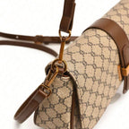Bolsa baguete Yeda Mayzê. Design retrô em couro ecológico, estampa clássica e alça transversal. O acessório perfeito para looks modernos e sofisticados.