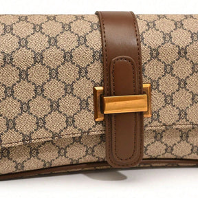 Bolsa baguete Yeda Mayzê. Design retrô em couro ecológico, estampa clássica e alça transversal. O acessório perfeito para looks modernos e sofisticados.