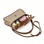 Bolsa baguete Yeda Mayzê. Design retrô em couro ecológico, estampa clássica e alça transversal. O acessório perfeito para looks modernos e sofisticados.