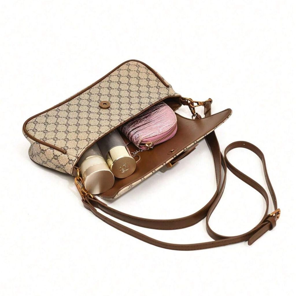 Bolsa baguete Yeda Mayzê. Design retrô em couro ecológico, estampa clássica e alça transversal. O acessório perfeito para looks modernos e sofisticados.