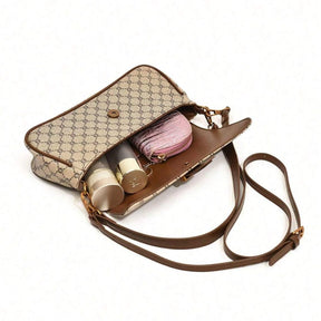 Bolsa baguete Yeda Mayzê. Design retrô em couro ecológico, estampa clássica e alça transversal. O acessório perfeito para looks modernos e sofisticados.