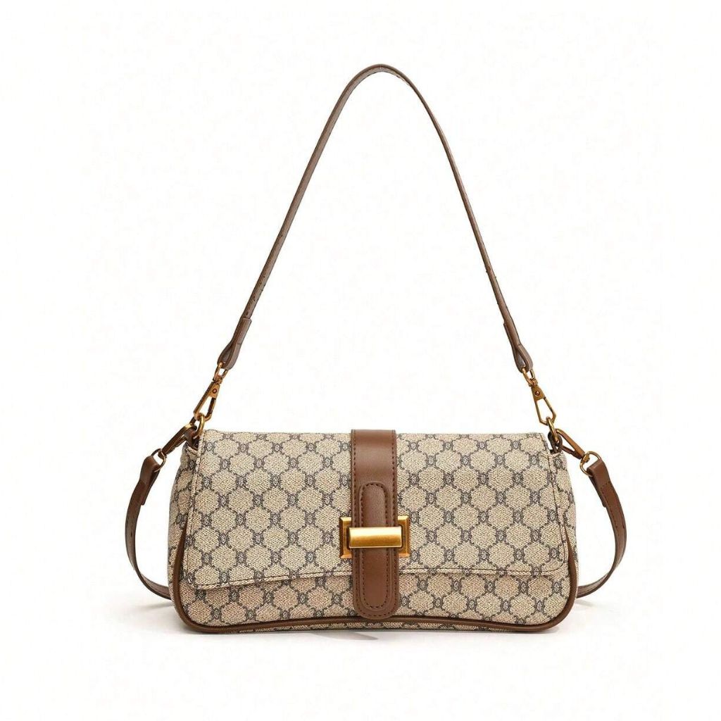 Bolsa baguete Yeda Mayzê. Design retrô em couro ecológico, estampa clássica e alça transversal. O acessório perfeito para looks modernos e sofisticados.