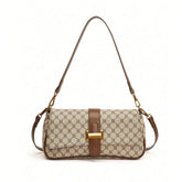 Bolsa baguete Yeda Mayzê. Design retrô em couro ecológico, estampa clássica e alça transversal. O acessório perfeito para looks modernos e sofisticados.