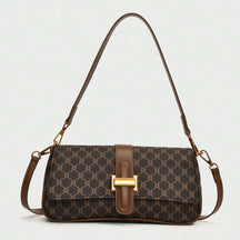 Bolsa baguete Yeda Mayzê. Design retrô em couro ecológico, estampa clássica e alça transversal. O acessório perfeito para looks modernos e sofisticados.