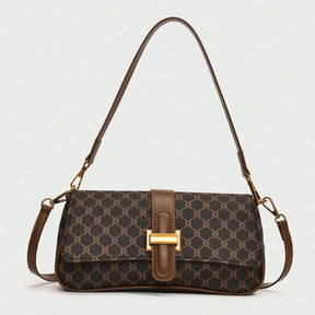 Bolsa baguete Yeda Mayzê. Design retrô em couro ecológico, estampa clássica e alça transversal. O acessório perfeito para looks modernos e sofisticados.