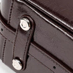 Bolsa hobo Lili Mayzê em couro legítimo. Design sofisticado, alça ajustável e divisórias internas. O toque de luxo e durabilidade que seu look merece.