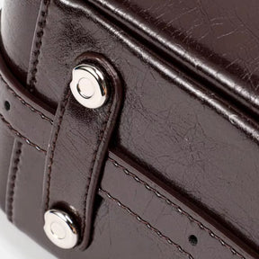 Bolsa hobo Lili Mayzê em couro legítimo. Design sofisticado, alça ajustável e divisórias internas. O toque de luxo e durabilidade que seu look merece.