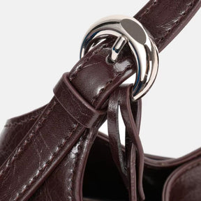 Bolsa hobo Lili Mayzê em couro legítimo. Design sofisticado, alça ajustável e divisórias internas. O toque de luxo e durabilidade que seu look merece.