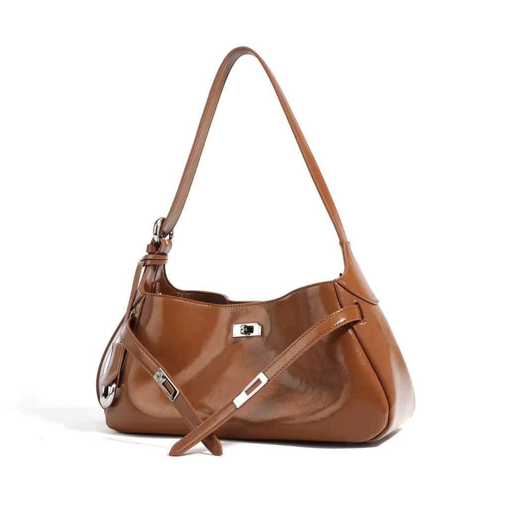 Bolsa hobo Lili Mayzê em couro legítimo. Design sofisticado, alça ajustável e divisórias internas. O toque de luxo e durabilidade que seu look merece.